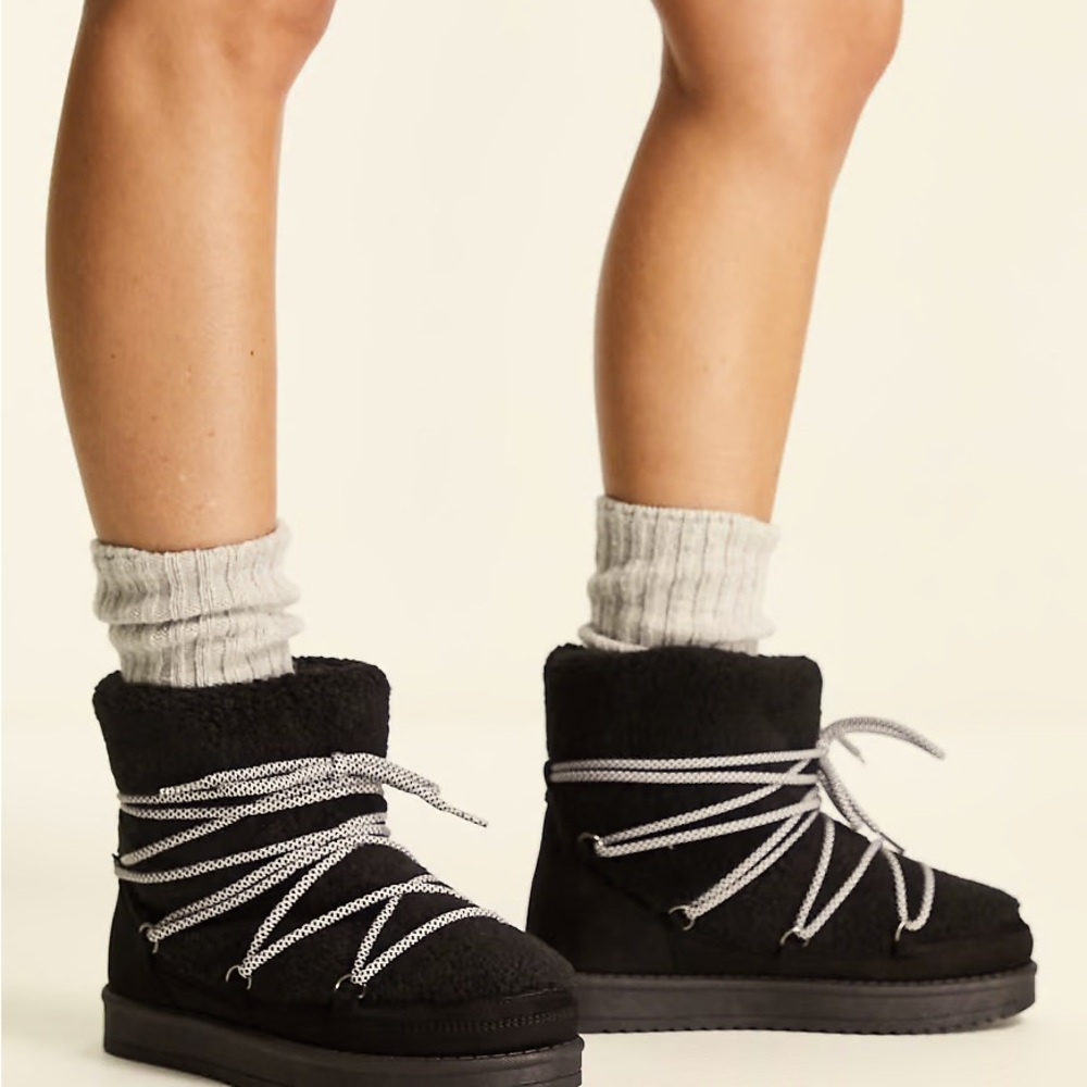 Never been worn! 

South Beach padded borg sherpa snow boots in black